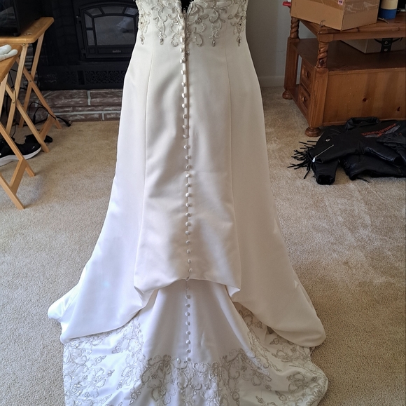 Bridal Gown NWOT Embroidered n Beaded w/Train - Picture 10 of 10